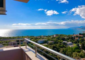 - une vue sur l'océan depuis le balcon d'une maison dans l'établissement Minna Apartments, à Utjeha-Bušat
