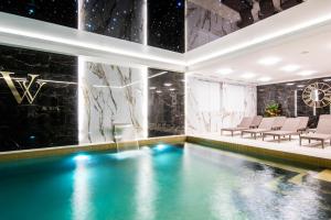 Villa Vis a Vis内部或周边的泳池
