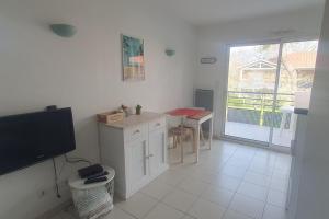 Η κουζίνα ή μικρή κουζίνα στο Studio en résidence avec piscine - 2820