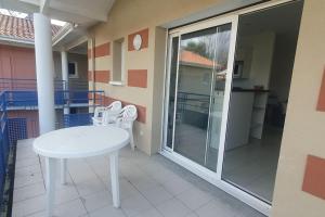 Μπαλκόνι ή βεράντα στο Studio en résidence avec piscine - 2820