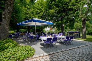a group of tables and chairs under an umbrella at Hotel Neustädter Hof in Schwarzenberg (Erzgebirge)