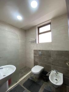 bagno con servizi igienici e lavandino di 2 bedroom apartment in abdoun a Umm Uthainah