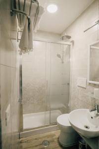 y baño con ducha, aseo y lavamanos. en Mirabilia House Termini, en Roma