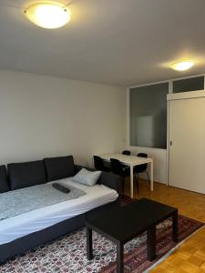 un soggiorno con divano e tavolo di Apartment with Big Balcony and Parking Garage a Lubiana