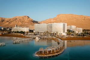 um resort no meio de uma massa de água em Vert Dead Sea by AFI Hotels em Ein Bokek