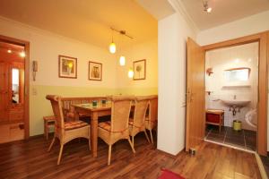 comedor con mesa y sillas y baño en Appartement Bakker en Kaprun