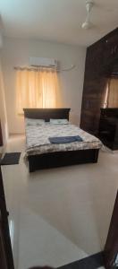 Cama o camas de una habitación en 2 BHK Apartment at Gachibowli
