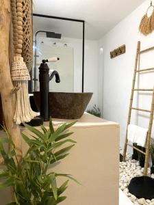 un bagno con lavandino e specchio di Le Mas de San Lou a Cabasse Altre 47 foto