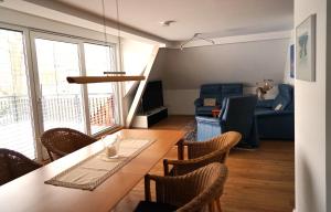ein Esszimmer mit einem Tisch und Stühlen sowie ein Wohnzimmer in der Unterkunft Villa Buchholz in Arnstadt