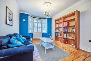 セント・オールバンズにあるWarm and Spacious Smart Stay - Close to Harry Potter World and mainline station connecting to London and Luton Airport - Contractors and corporate bookings welcomeのリビングルーム(ソファ、テーブル付)