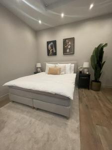 een slaapkamer met een bed en twee foto's aan de muur bij Amsterdam Grachtenappartement in Amsterdam