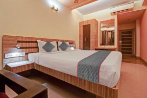 um quarto com uma cama grande num quarto em Collection O Hotel My Stay Inn II em Jaipur