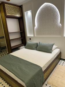 Postel nebo postele na pokoji v ubytování RIAD KS & SPA