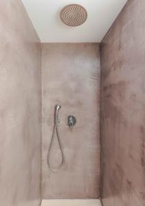 ducha con cabezal de ducha en la pared en Plakakia Luxury Apartments en Makry Gialos