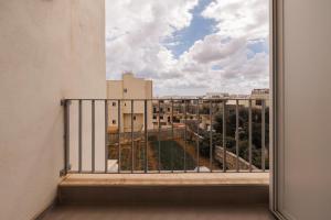 einen Balkon mit Stadtblick in der Unterkunft Swieqi 3 bedroom apartment 1 in Is-Swieqi