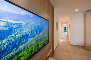 einen großen Flachbild-TV an der Wand im Flur in der Unterkunft Swieqi 3 bedroom apartment 1 in Is-Swieqi