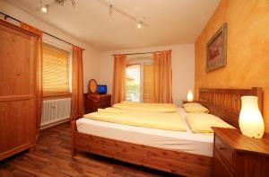 a bedroom with two beds and a window at Appartement Bakker in Kaprun