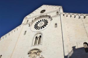 uma torre branca alta com um relógio em More Apartments The Castle em Bari
