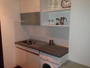 eine kleine Küche mit Spüle und Geschirrspüler in der Unterkunft Antonella's House in Bresso