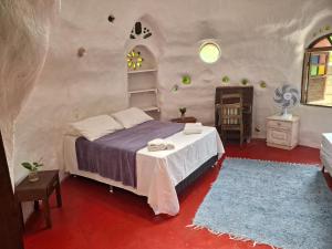 - une chambre avec un grand lit dans une maison dans l'établissement Espaço Pé de Mangaba - Natureza e Simplicidade, à Cumuruxatiba