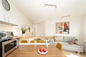uma sala de estar com uma mesa e um sofá em Residenz am Yachthafen Wohnung 3 em Grömitz