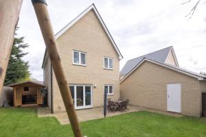 a house with a pitched roof at Detached 4-Bed home - Idyllic Village in Cambridge