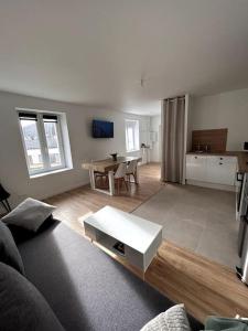 ein Wohnzimmer mit Couch und Tisch in der Unterkunft Appartement 4/6 personnes - Cornimont in Cornimont