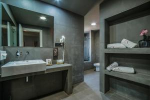 a bathroom with a sink and a mirror at Hotel MC San José in San José
