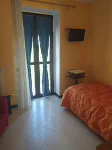a bedroom with a bed and a large window at Casa Italia in Oratino