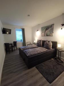 - une chambre avec un lit et un canapé dans l'établissement Airbnb, moderne, ruhige und helle Doppelzimmer, nähe Magdeburg, A14 & A2, à Dahlenwarsleben