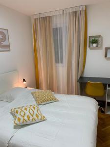 En eller flere senge i et værelse på APPARTEMENT RECENT 3 CHAMBRES