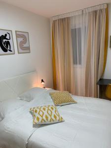 En eller flere senge i et værelse på APPARTEMENT RECENT 3 CHAMBRES + 10 billeder