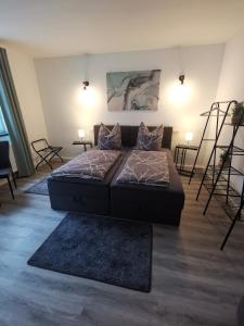 - un grand lit dans un salon avec deux oreillers dans l'établissement Airbnb, moderne, ruhige und helle Doppelzimmer, nähe Magdeburg, A14 & A2, à Dahlenwarsleben
