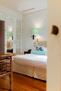 um quarto com uma cama, uma secretária e uma mesa em California Park Hotel em Forte dei Marmi