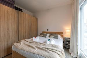 - une chambre avec un lit et 2 serviettes dans l'établissement Sunny apartment in Knokke-Heist with big terrace, à Knokke-Heist