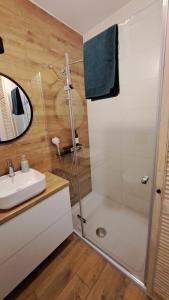 Kúpeľňa v ubytovaní Chillout Airport Apartment KL33 - air condition & free parking