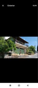 eine Collage von zwei Bildern eines Hauses in der Unterkunft Ionian Lefkada Sunset House flyMeRachi40m in Exanthia