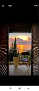 vistas a un patio con banco y puesta de sol en Ionian Lefkada Sunset House flyMeRachi40m, en Exanthia