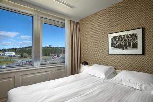 sypialnia z łóżkiem i dużym oknem w obiekcie Reykjavik Natura - Berjaya Iceland Hotels w Reykjavík