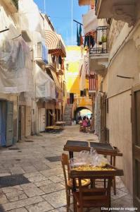 um beco com uma mesa e cadeiras numa rua em More Apartments The Castle em Bari