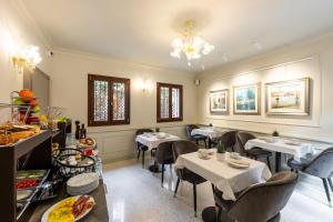 威尼斯的住宿－Hotel Palazzina Sardi，一间在房间内配有桌椅的餐厅
