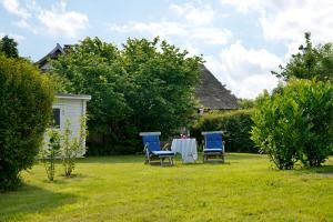 a table and two chairs in a yard at Der Charlottenhof in Ahrenshoop