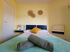Un dormitorio con una cama con una almohada encima. en Zoco, en San Javier 17 fotos más