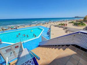 un grupo de personas en una piscina en la playa en Zoco, en San Javier