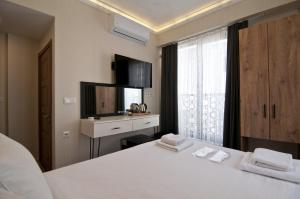 Un dormitorio con una gran cama blanca y una ventana en SULTAN SÜLEYMAN APART HOTEL, en Estambul