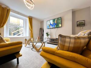 Last minute discounts City Centre Business في بلايموث: غرفة معيشة مع أريكة صفراء وطاولة