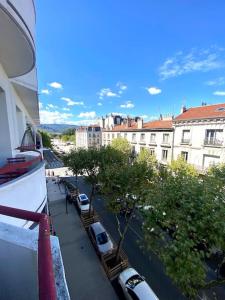a balcony of a building with cars parked on a street at Superbe appartement hyper centre 4 personnes in Valence