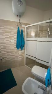 un baño con inodoro y lavabo en Casa Vacanze Elissa, en Castro di Lecce