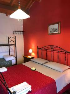 una camera da letto con pareti rosse e un letto con una coperta rossa di Al Borgo Panoramico a Montenero di Bisaccia