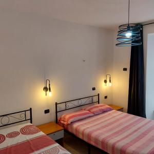 - une chambre avec deux lits et deux lumières dans l'établissement Giallo Sole, à Colleferro